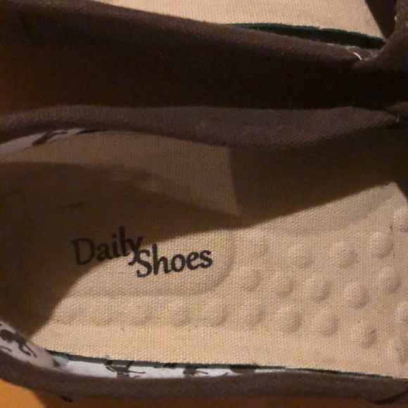 Daily Shoes brown canvas slip on shoes - Picture 2 of 3